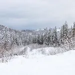 Rich Oak - з відкритим панорамний басейном מלון