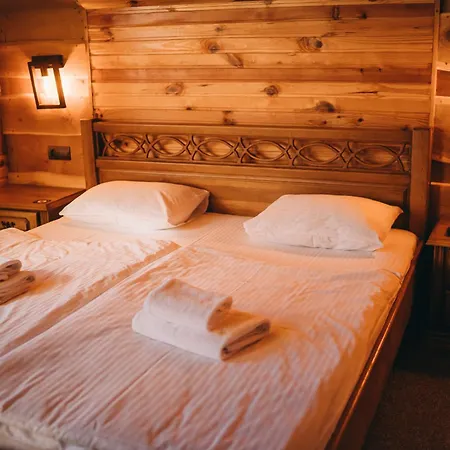 Rich Oak - з відкритим панорамний басейном 酒店 亚布卢尼齐亚