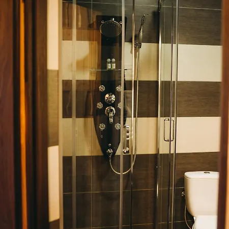 Rich Oak - з відкритим панорамний басейном Hotel