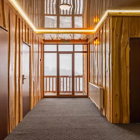 Rich Oak - з відкритим панорамний басейном מלון