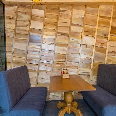 Rich Oak - з відкритим панорамний басейном מלון