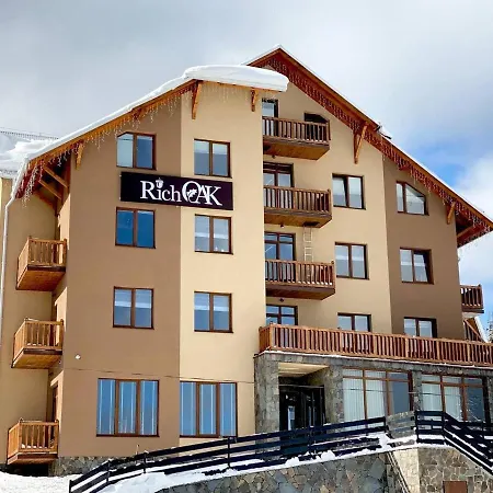 Hotel Rich Oak - з відкритим панорамний басейном Yablunytsya