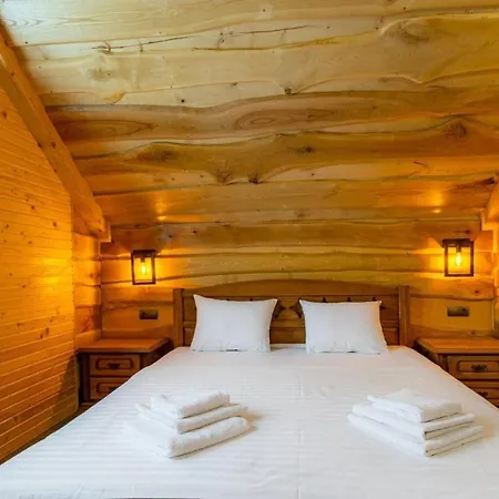 Rich Oak - з відкритим панорамний басейном מלון