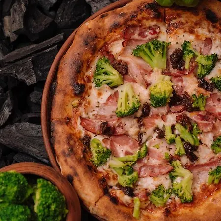 Rich Oak - з відкритим панорамний басейном מלון יבלוניצה