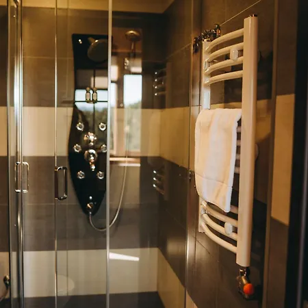 Rich Oak - з відкритим панорамний басейном יבלוניצה