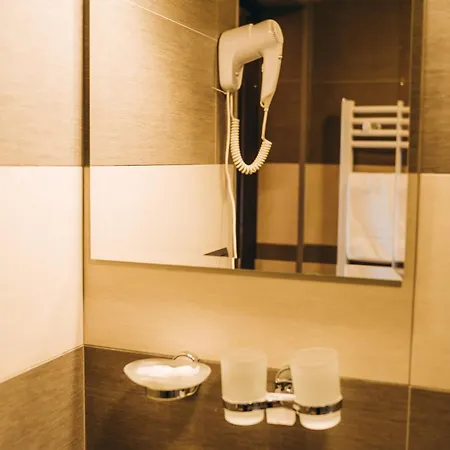 Rich Oak - з відкритим панорамний басейном מלון יבלוניצה