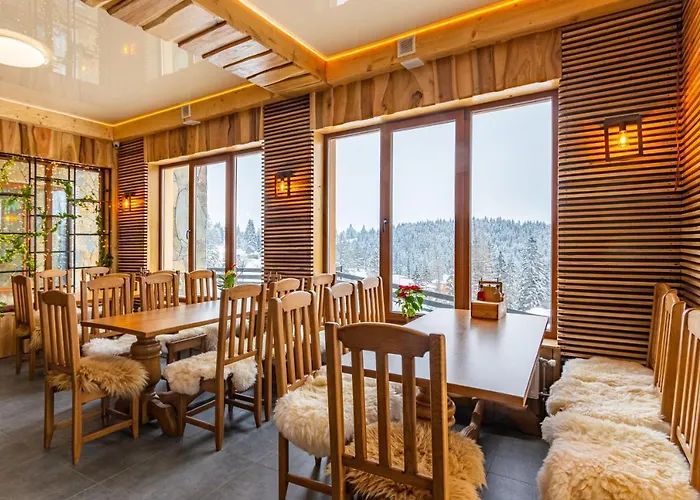 Rich Oak - з відкритим панорамний басейном Otel Yablunytsia