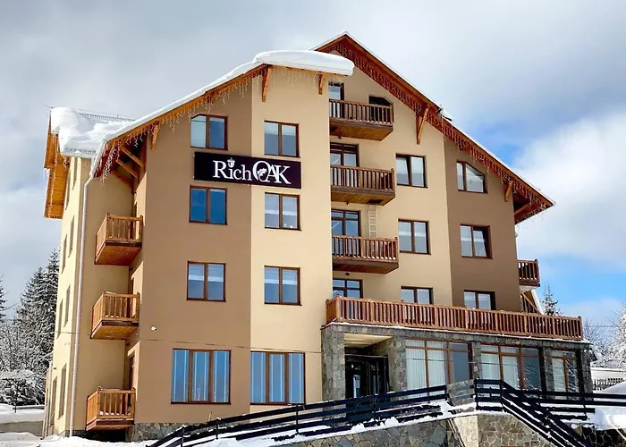Otel Rich Oak - з відкритим панорамний басейном Yablunytsia