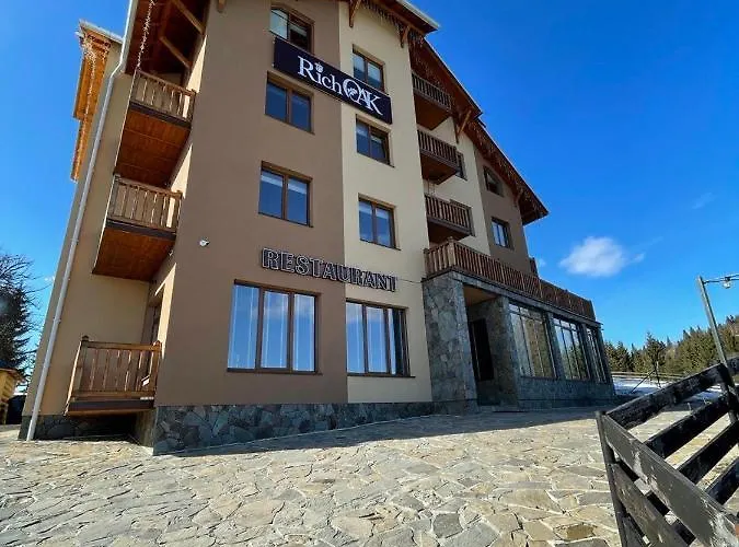 Rich Oak - з відкритим панорамний басейном Otel