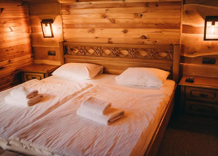 Rich Oak - з відкритим панорамний басейном Otel Yablunytsia